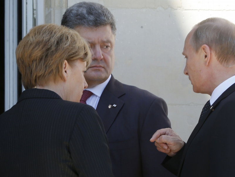Angela Merkelová, Petro Porošenko a Vladimir Putin.