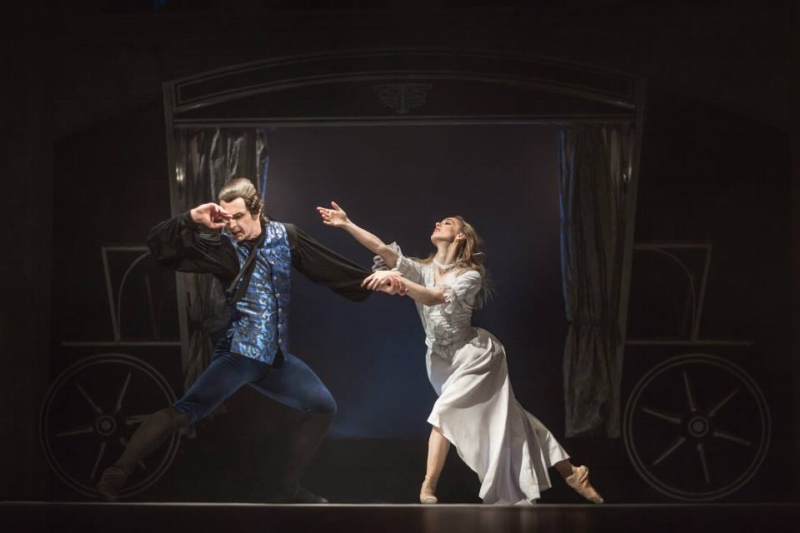 Alexandre Katsapov (Valmont) a Marta Drastíková (Paní de Tourvel). Alexandre Katsapov (Valmont) a Marta Drastíková (Paní de Tourvel).