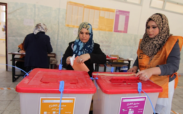 Libyjci vybírají poslance budoucího parlamentu.