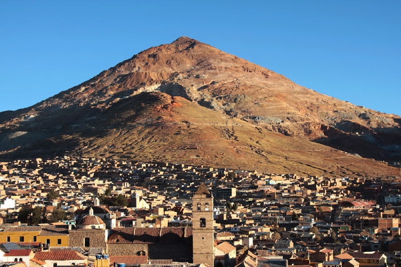 Potosí s horou Cerro Rico v pozadí.