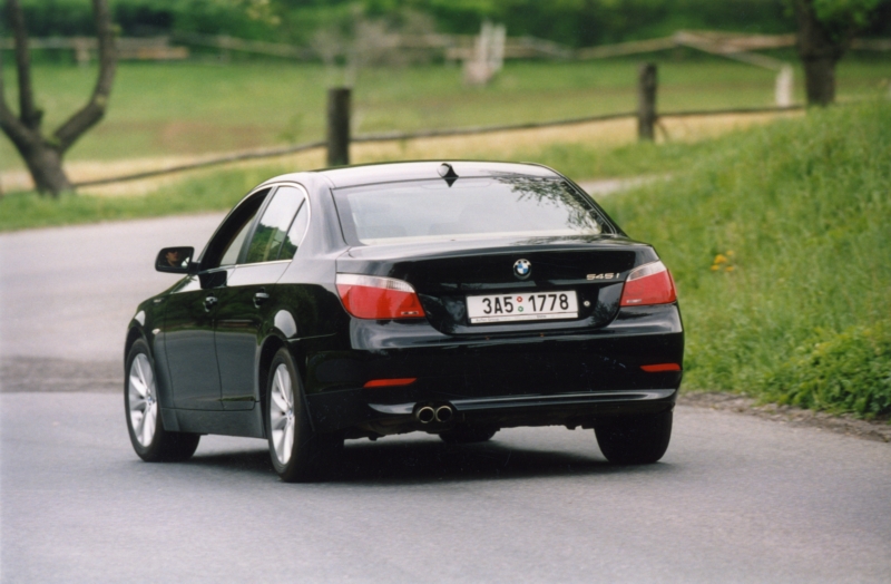 Úřad si na tři dny bezplatně půjčil vůz BMW 535 v hodnotě 2,4 milionu korun (ilustrační foto).
