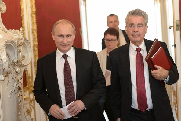 Putin (vlevo) bodoval ve Vídni. Vpravo rakouský prezident Fischer. Putin (vlevo) bodoval ve Vídni. Vpravo rakouský prezident Fischer.