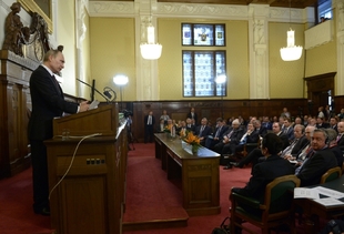 Potlesk. Putin hovoří před rakouskými byznysmeny.