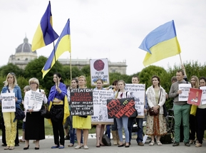 Malý protest Ukrajinců ve Vídni proti Putinovi.