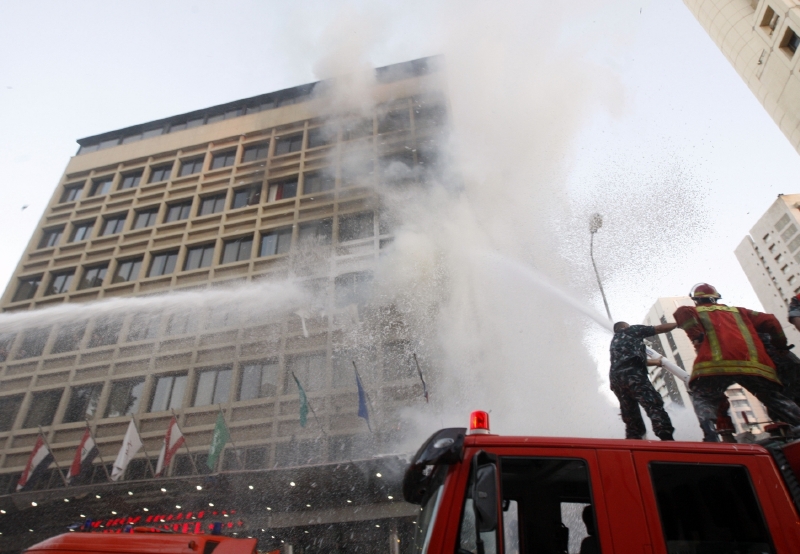 Hasiči v Bejrútu zasahují na místě exploze v hotelu.