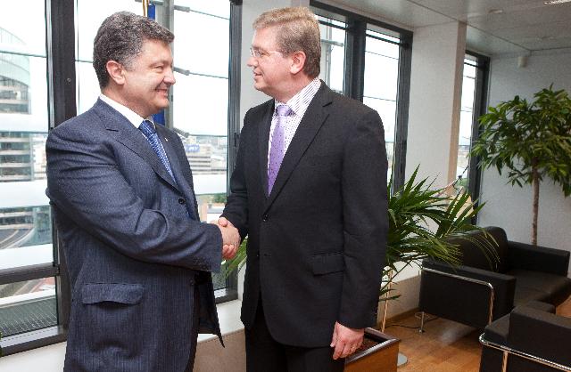 Ukrajinský prezident Porošenko (vlevo) a eurokomisař pro rozšiřování EU Füle. 