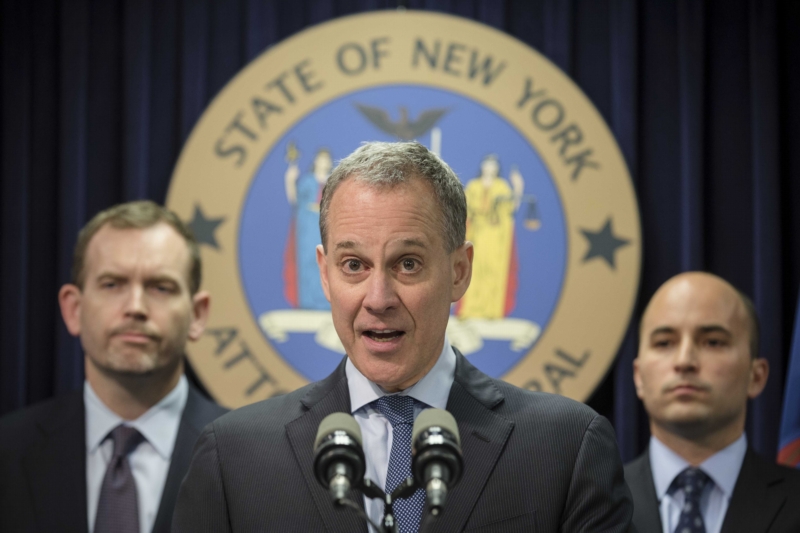Představitel státu New York Eric Schneiderman obvinil banku Barclays z podvodu. Představitel státu New York Eric Schneiderman obvinil banku Barclays z podvodu.