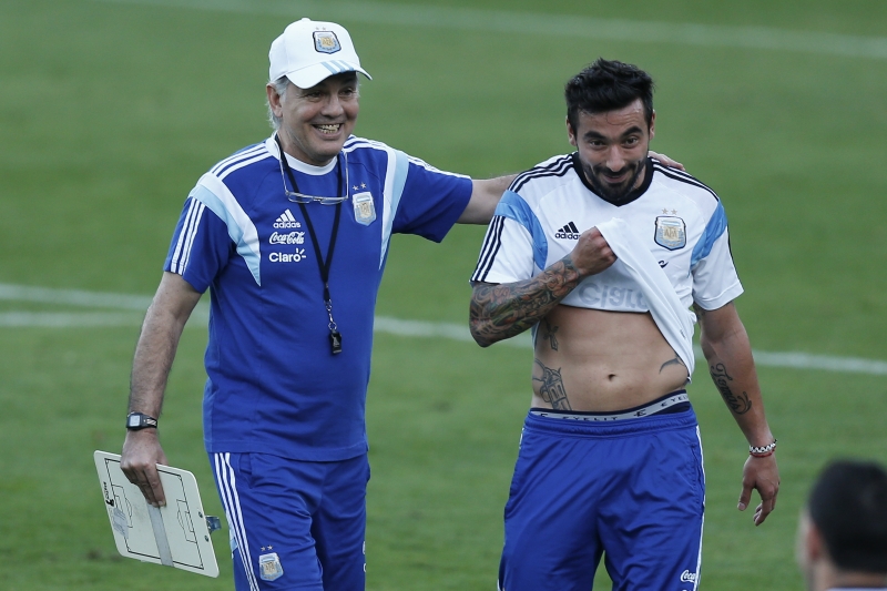 Trenér Alejandro Sabella a Ezequiel Lavezzi.