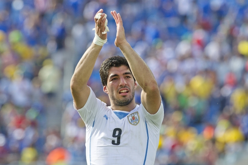 Luis Suárez se podle některých fanoušků stal obětí spiknutí. Luis Suárez se podle některých fanoušků stal obětí spiknutí.