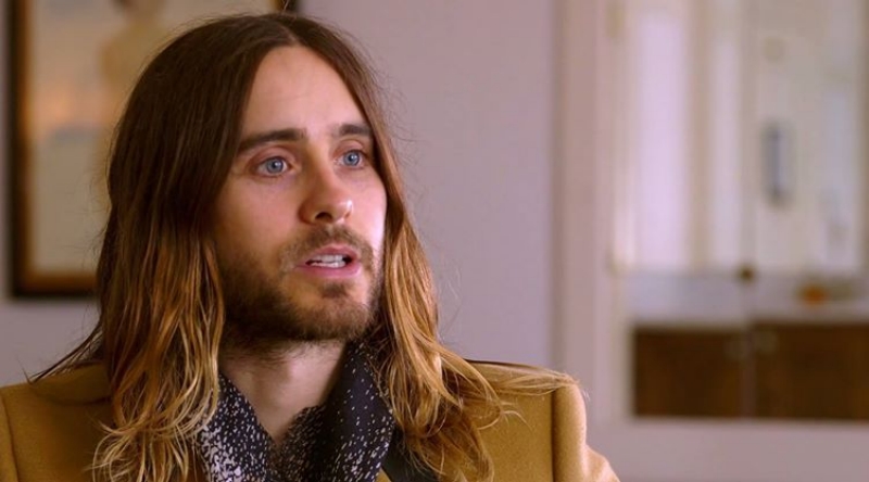 Jared Leto v neděli přiletí do Prahy