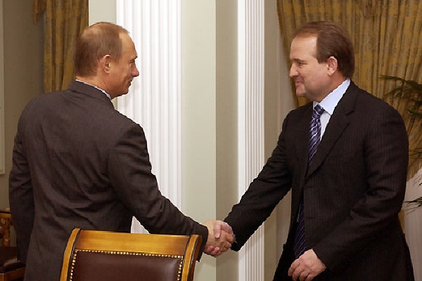 Prezident Putin a Medvedčuk jako šéf kanceláře prezidenta Kučmy (2004).