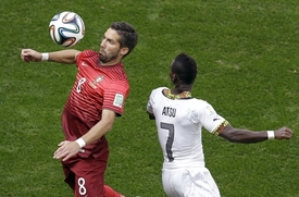 Portugalec Joao Moutinho (vlevo) a Christian Atsu z Ghany.