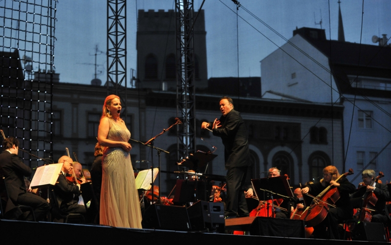 V historickém centru Olomouce zazpívala operní hvězda Elina Garančová. V historickém centru Olomouce zazpívala operní hvězda Elina Garančová.