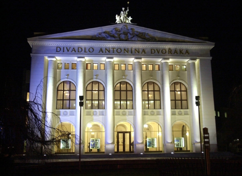 Budova Divadla Antonína Dvořáka, kde se budou odehrávat letní workshopy