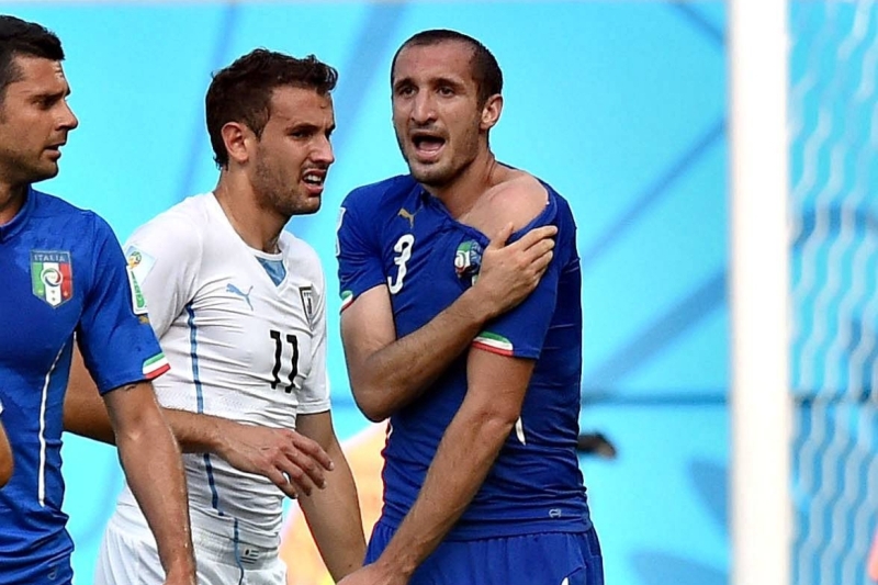 Italský obránce Giorgio Chiellini označil za přemrštěný disciplinární trest, který dostal uruguayský fotbalista Luis Suárez za to, že ho v utkání mistrovství světa kousl. Italský obránce Giorgio Chiellini označil za přemrštěný disciplinární trest, který dostal uruguayský fotbalista Luis Suárez za to, že ho v utkání mistrovství světa kousl.