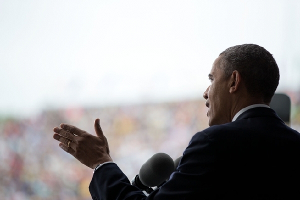 Obama hovoří k vojákům ve West Pointu.
