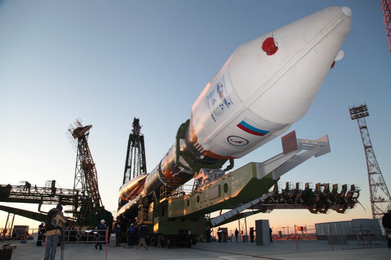 Přeprava nosné rakety na startovací rampu.