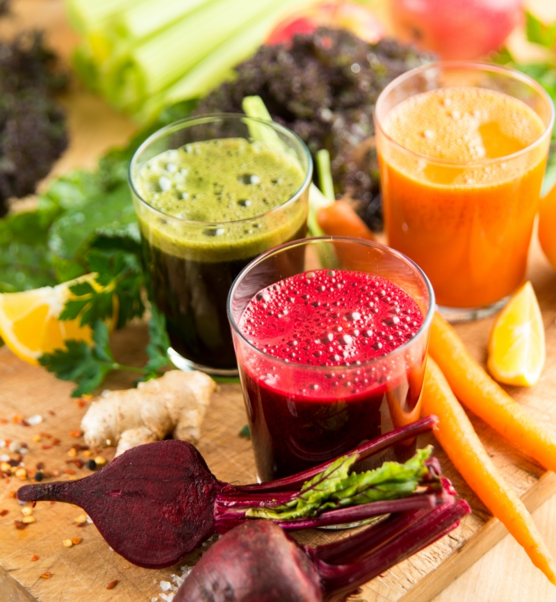 Módnímu hitu ovocných a zeleninových šťáv se říká juicing.