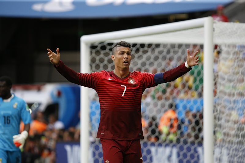 Portugalský trenér Manuel José kritizoval Ronalda za jeho výroky po vyřazení v základní skupině. Portugalský trenér Manuel José kritizoval Ronalda za jeho výroky po vyřazení v základní skupině.