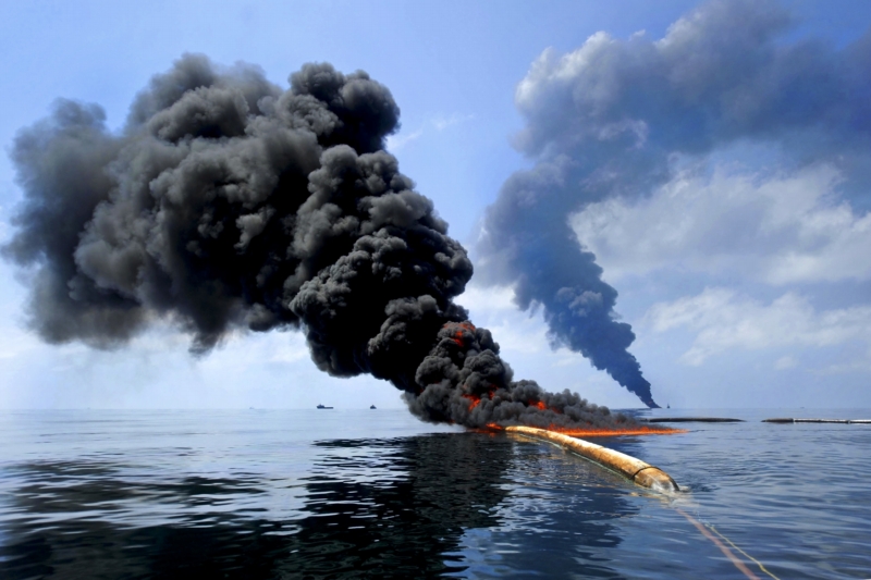 Při explozi na ropné plošině Deepwater Horizon v roce 2010 zahynulo jedenáct lidí a do moře následně uniklo několik milionů barelů ropy.
