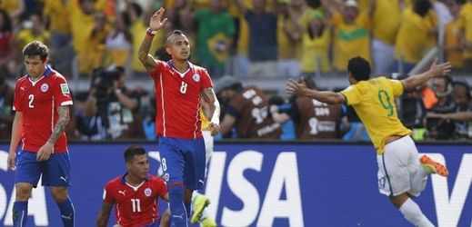 Momentka z utkání Brazílie - Chile, v němž se Brazilci radovali z výhry a postupu do čtvrtfinále MS až po penaltovém rozstřelu.