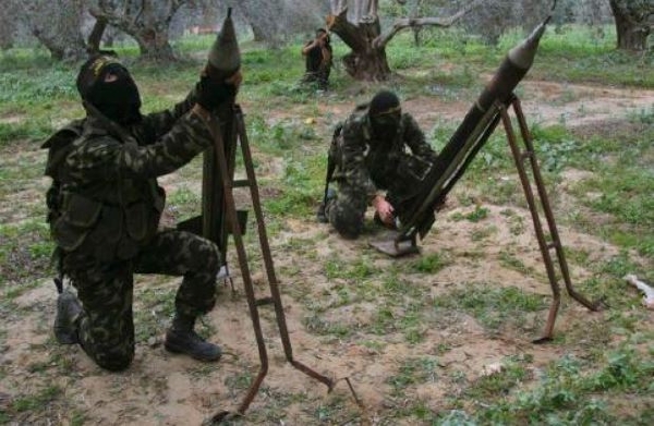 Ozbrojenci v Gaze s podomácku vyrobenými raketami.