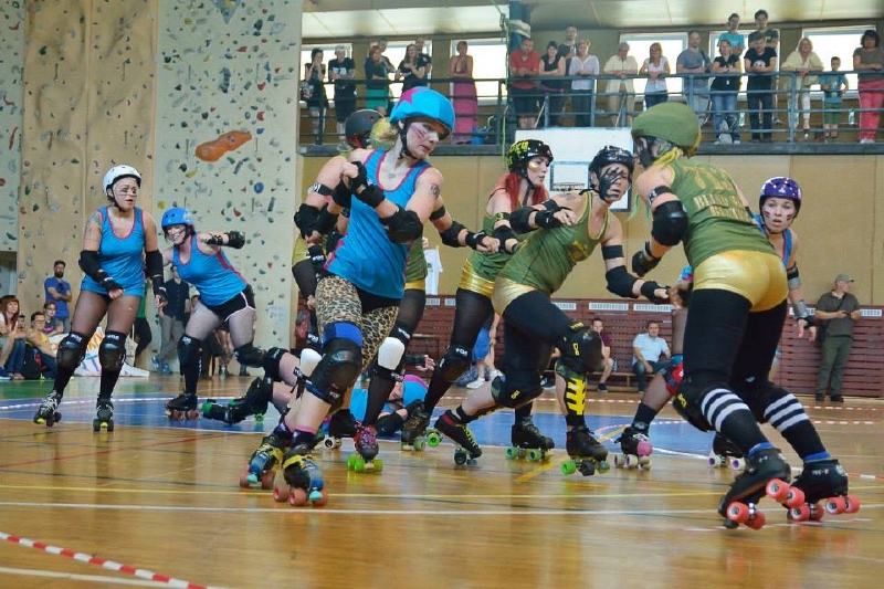 Ze sobotního zápasu roller derby (Foto: Jan Hutter). Ze sobotního zápasu roller derby (Foto: Jan Hutter).