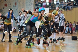 Prague City Roller Derby vs The Royal Army (Foto: Jan Hutter).