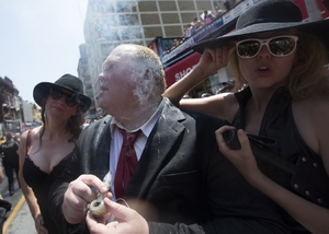 Starosta na cracku. Jeho dvojník na World Pride Parade v červnu 2014 v Torontu.