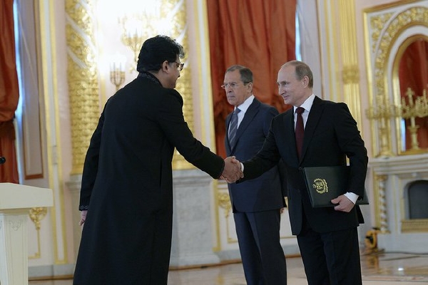 Prezident Putin, šéf kremelské diplomacie Lavrov a velvyslanec Pákistánu v Rusku.