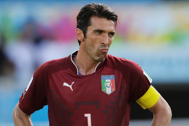 Italský fotbalový brankář Gianluigi Buffon může chytat za Juventus až do roku 2017. Italský fotbalový brankář Gianluigi Buffon může chytat za Juventus až do roku 2017.