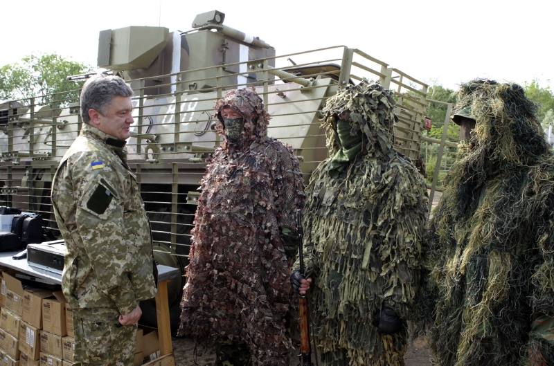 Ukrajinský prezident Petro Porošenko s vojáky.