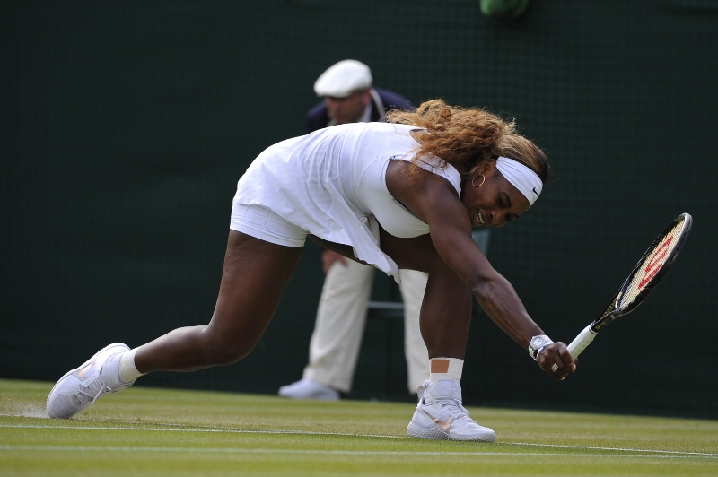 Serena Williamsová musela ze zdravotních důvodů odstoupit ze čtyřhry.