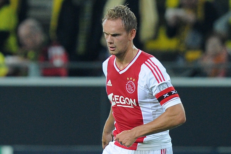 Fotbalový Newcastle získal kapitána Ajaxu Amsterdam Siema de Jonga. Fotbalový Newcastle získal kapitána Ajaxu Amsterdam Siema de Jonga.