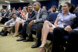 Barack Obama sleduje zápas USA s Belgií.
