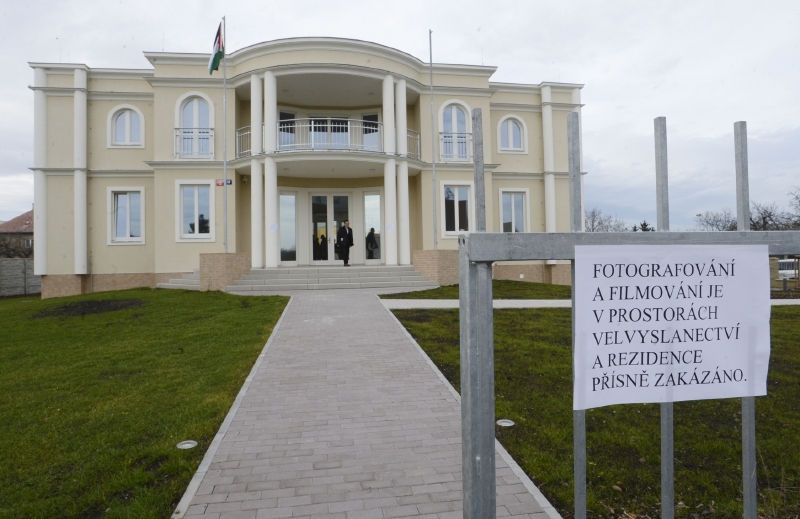 Budova palestinské ambasády v pražském Suchdole. Budova palestinské ambasády v pražském Suchdole.