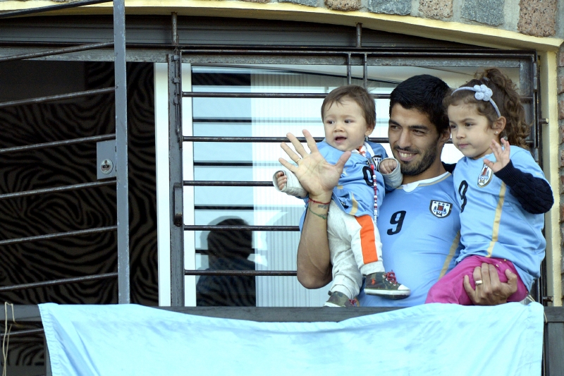 Luis Suárez sklízí za svou omluvu chválu.