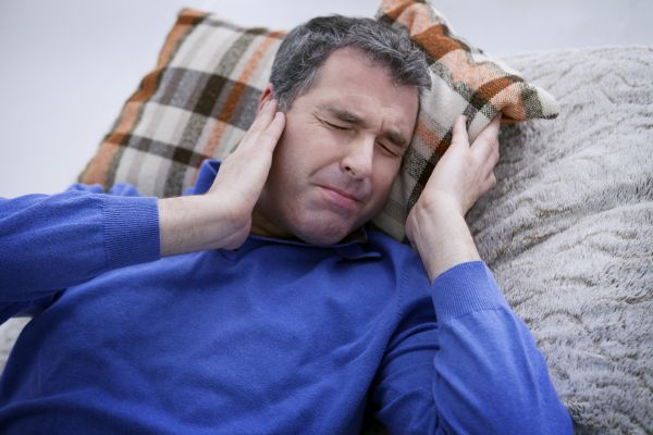 Tinnitus je neskutečně obtěžující komplikace, které se někteří pacienti zbavují jen těžce. Tinnitus je neskutečně obtěžující komplikace, které se někteří pacienti zbavují jen těžce.