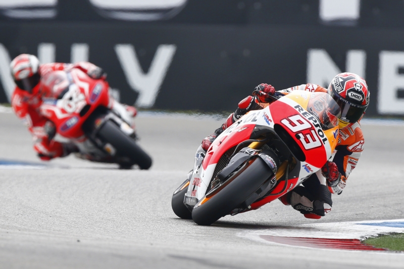 Závodníci na silničních motocyklech během Grand Prix.