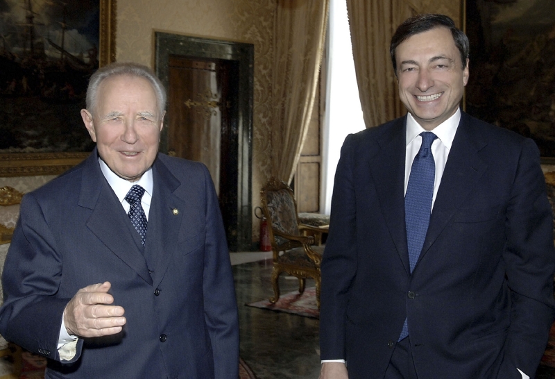 Ředitel Evropské centrální banky Mario Draghi (vpravo). Ředitel Evropské centrální banky Mario Draghi (vpravo).