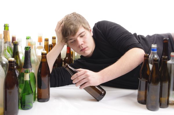 Mladiství a alkohol - spojení, jímž se adiktologové neustále zabývají.
