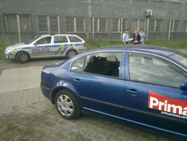 Vykradené auto štábu Primy v jedné z ostravských lokalit pro sociálně slabé.