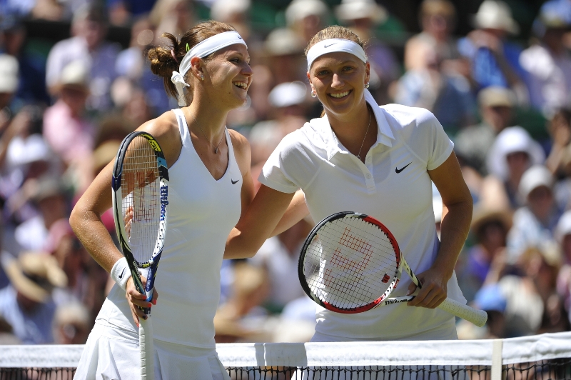 Lepší servis Petry Kvitové rozhodl české semifinále Wimbledonu. Lepší servis Petry Kvitové rozhodl české semifinále Wimbledonu.