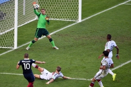 Gólman Neuer pří zákroku proti střele Karima Benzemy.