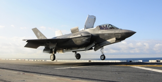 Letoun F-35B startuje z USS Wasp.
