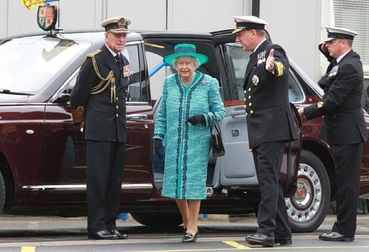 Britská panovnice přijíždí na křest letadlovky.