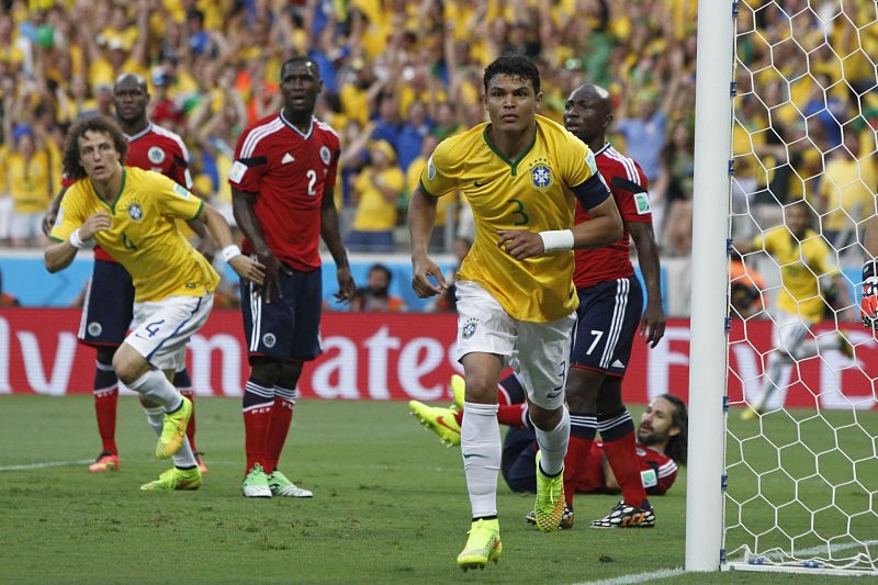 Brazílie díky gólům Thiaga Silvy a Davida Luize postoupila do semifinále. Brazílie díky gólům Thiaga Silvy a Davida Luize postoupila do semifinále.