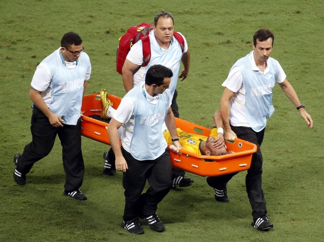 Brazilec Neymar na nosítkách.
