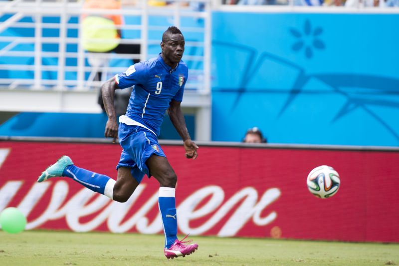 Útočník Balotelli ve třech zápasech vstřelil jediný gól Anglii. Útočník Balotelli ve třech zápasech vstřelil jediný gól Anglii.