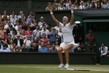 Tenhle pocit nikdy neomrzí. Petra Kvitová po triumfu padla na travnatý pažit a užívala si ovace na wimbledonském centrálním kurtu. (Foto: ČTK/AP/Sang Tan)